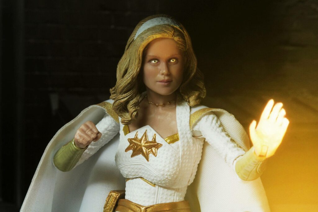 Starlight avec son costume blanc et or assorti à ses cheveux blonds