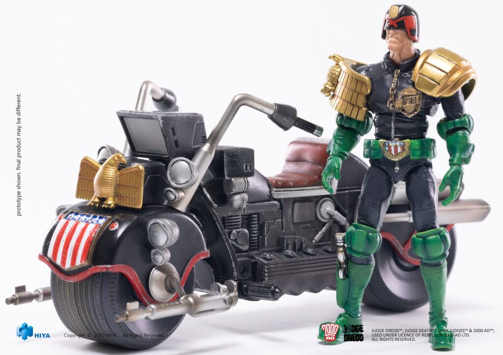 figurine du Judge Dredd dans son costume emblématique avec casque et grosses épaulette et sa lawmaster sublime