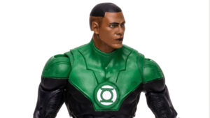 Figurine de Green Lantern avec le visage de John Stewart, avec son costume vert et noir et l'embléme lanterne sur le torse.