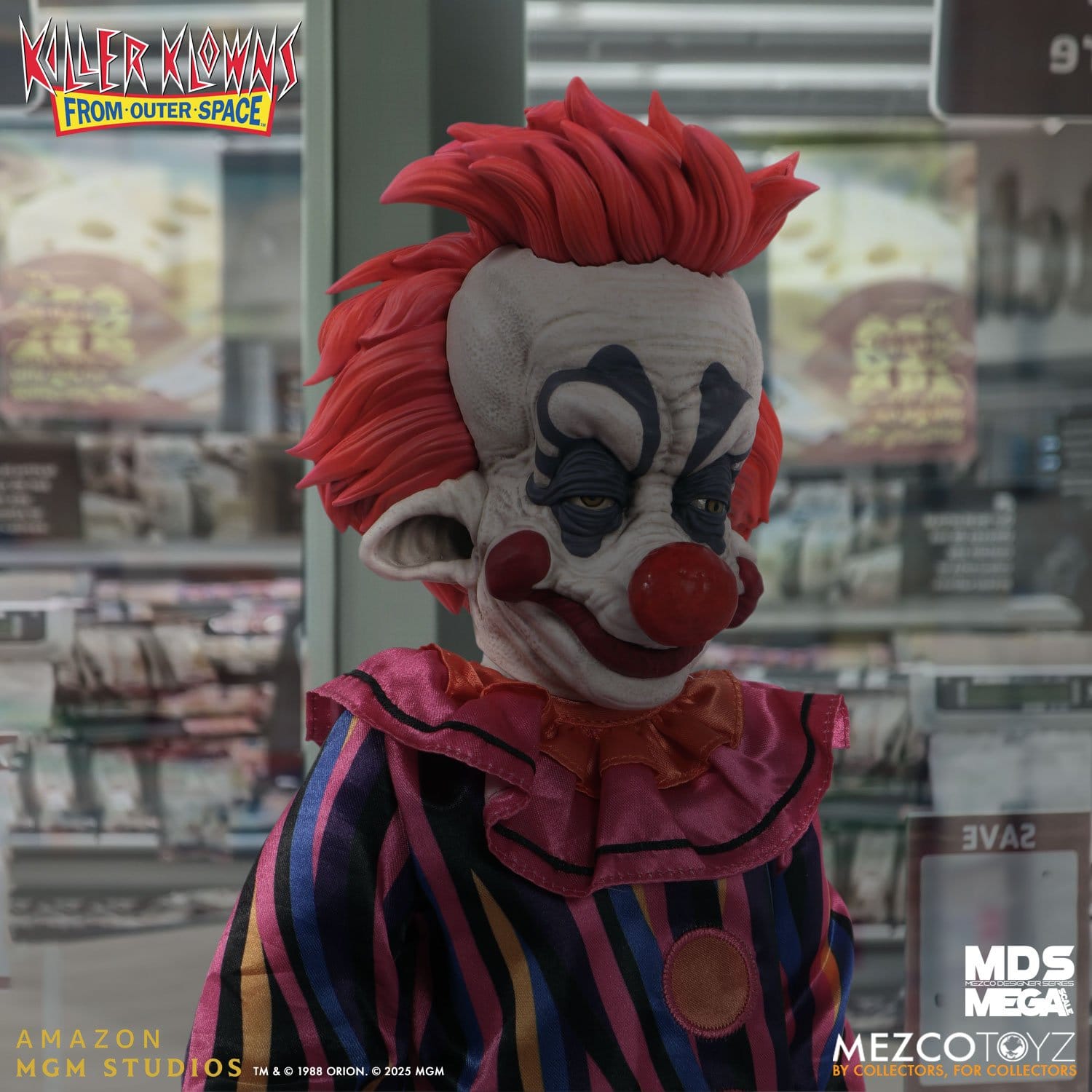 Rudy poupée MDS Mega Scale Les Clowns tueurs venus d'ailleurs Mezco 38 cm 696198257090 kingdom-figurine (7) Rudy poupée MDS Mega Scale Les Clowns tueurs venus d'ailleurs Mezco 38 cm 696198257090 kingdom-figurine (7)